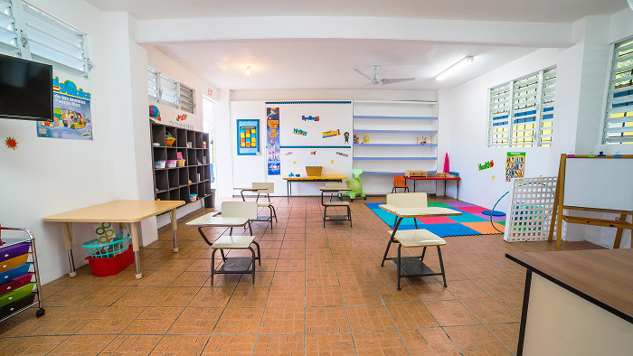 Salón de clases amplio y colorido del campus de Aguadilla
