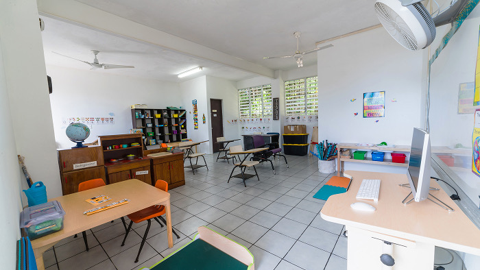 Salón de clases con áreas de trabajo del campus de Aguadilla