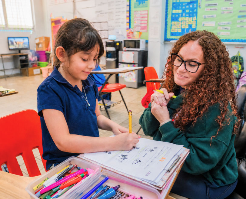 Estudiante y educadora de Gersh Autism Academy Puerto Rico